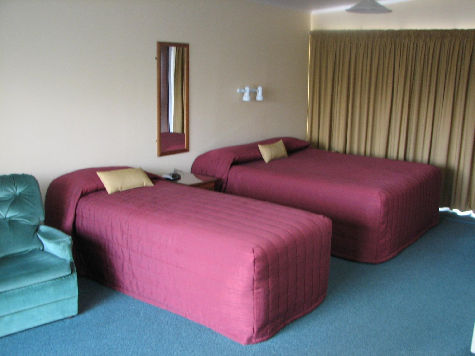 Sundowner Motel 4*