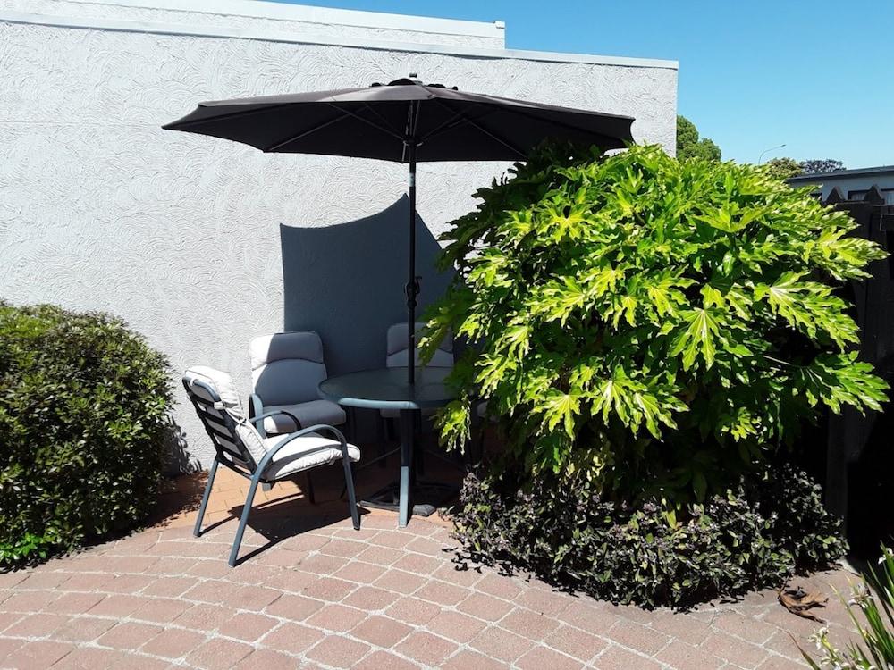 Sundowner Motel 4*