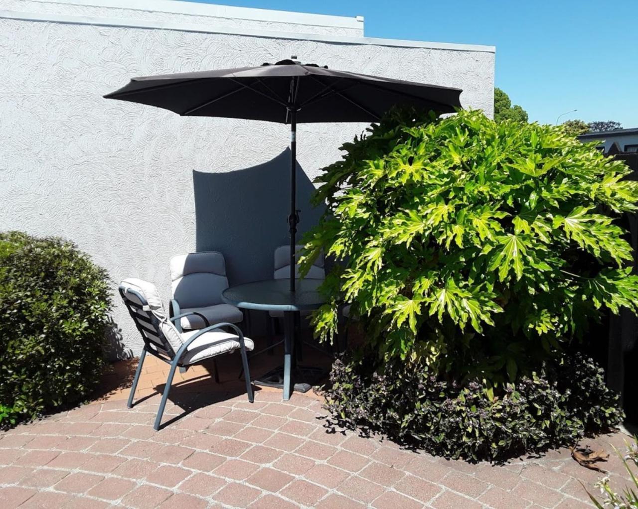 Sundowner Motel 4*