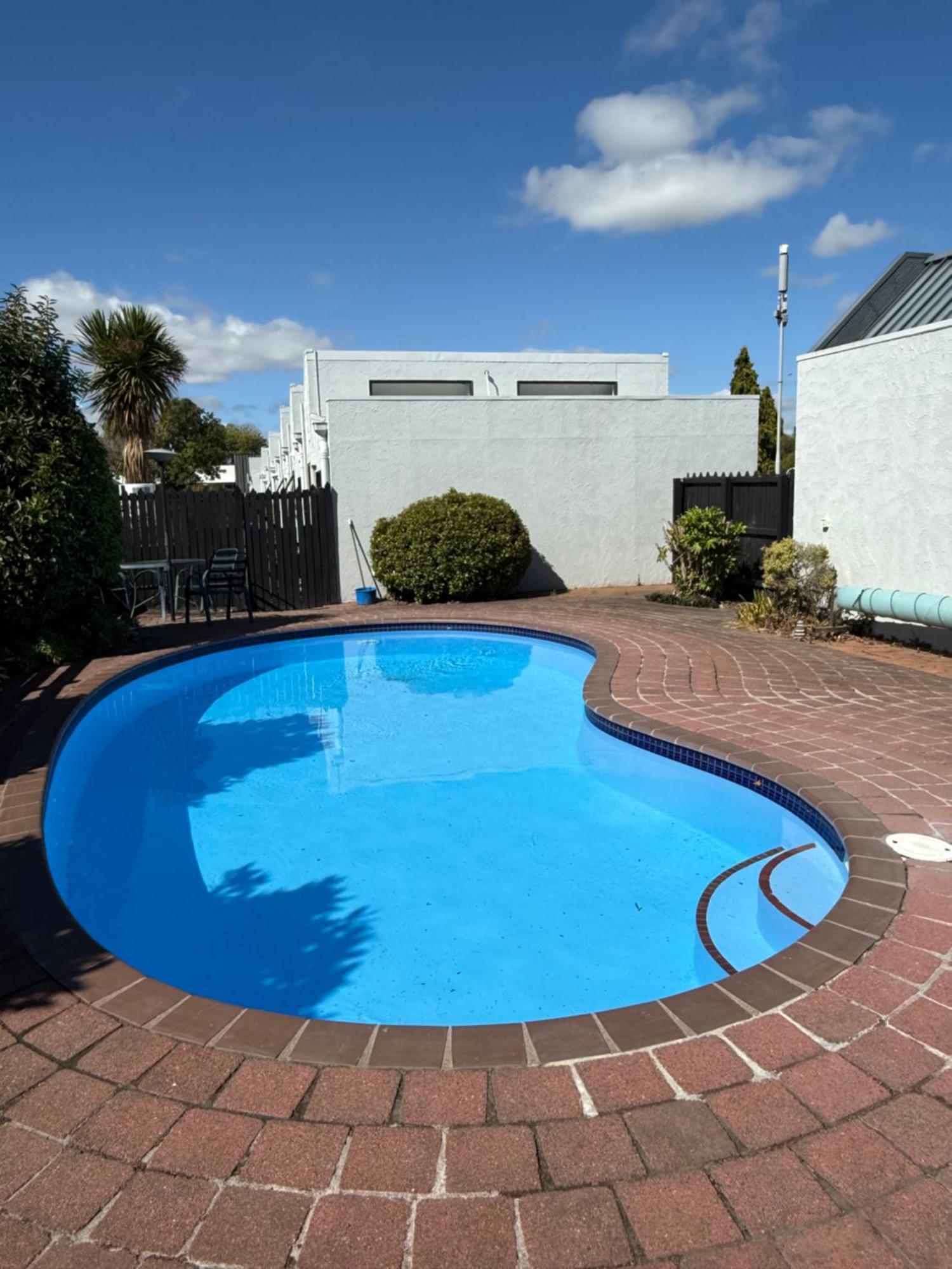 Sundowner Motel 4*